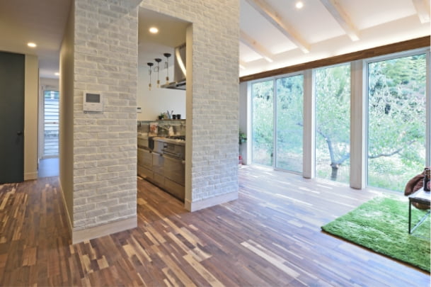 まとまった水まわりはお手入れがラクラク。広々とした土間が毎日の生活や趣味に彩りをプラスします。