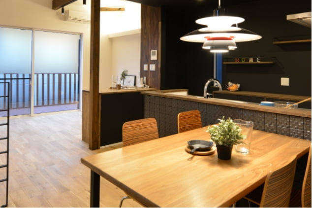 リビングの延長で楽しむバルコニーや家族の笑顔がみえるキッチンで愉しいリビングです。スッキリとまとまった水まわりでママは嬉しい間取りです。