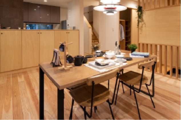 シューズインクローゼットや階段下収納で大家族の靴もたっぷり収納。まとまった水まわりはお手入れがラクラク。