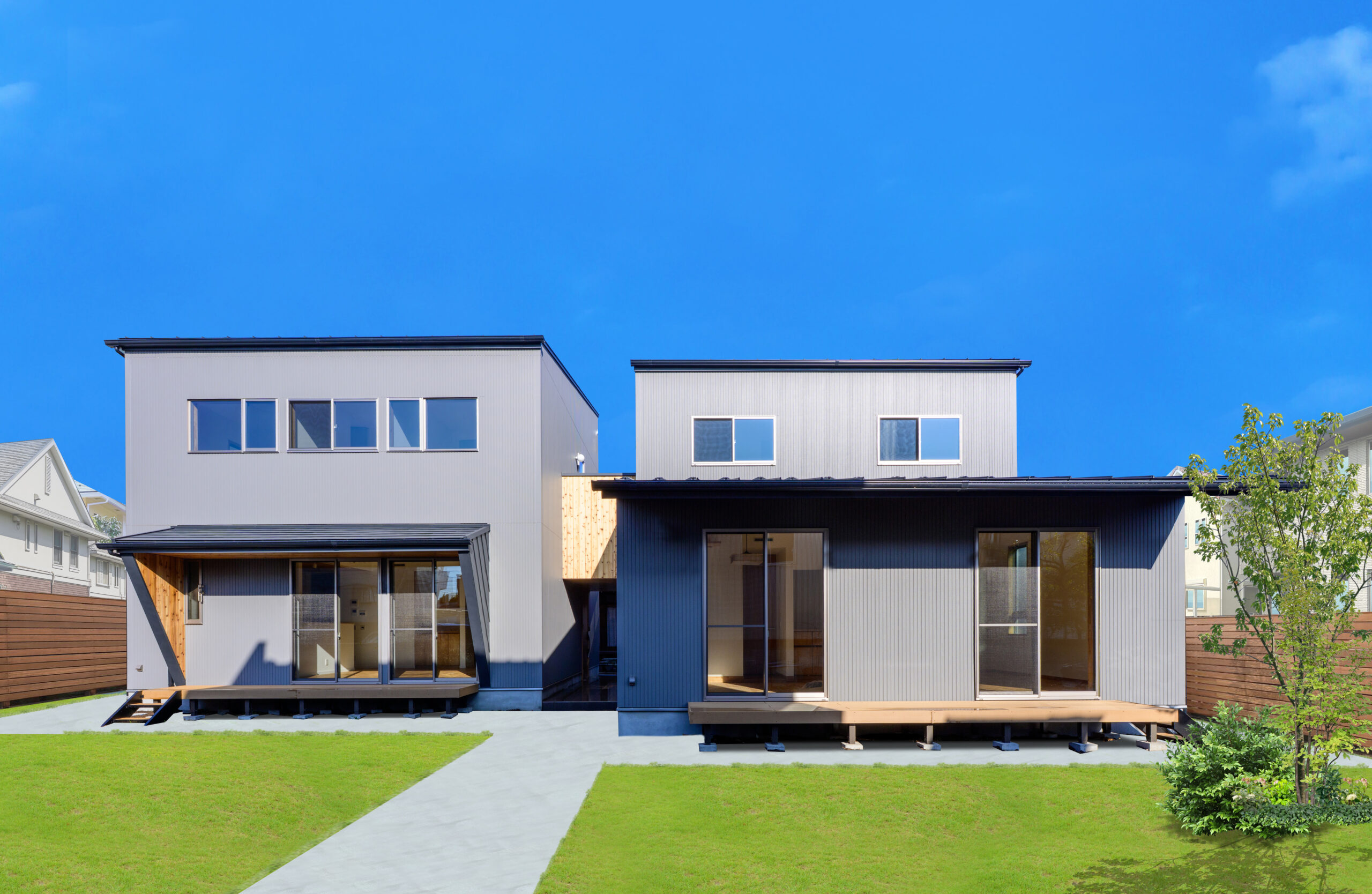 寄り添うふたつの家