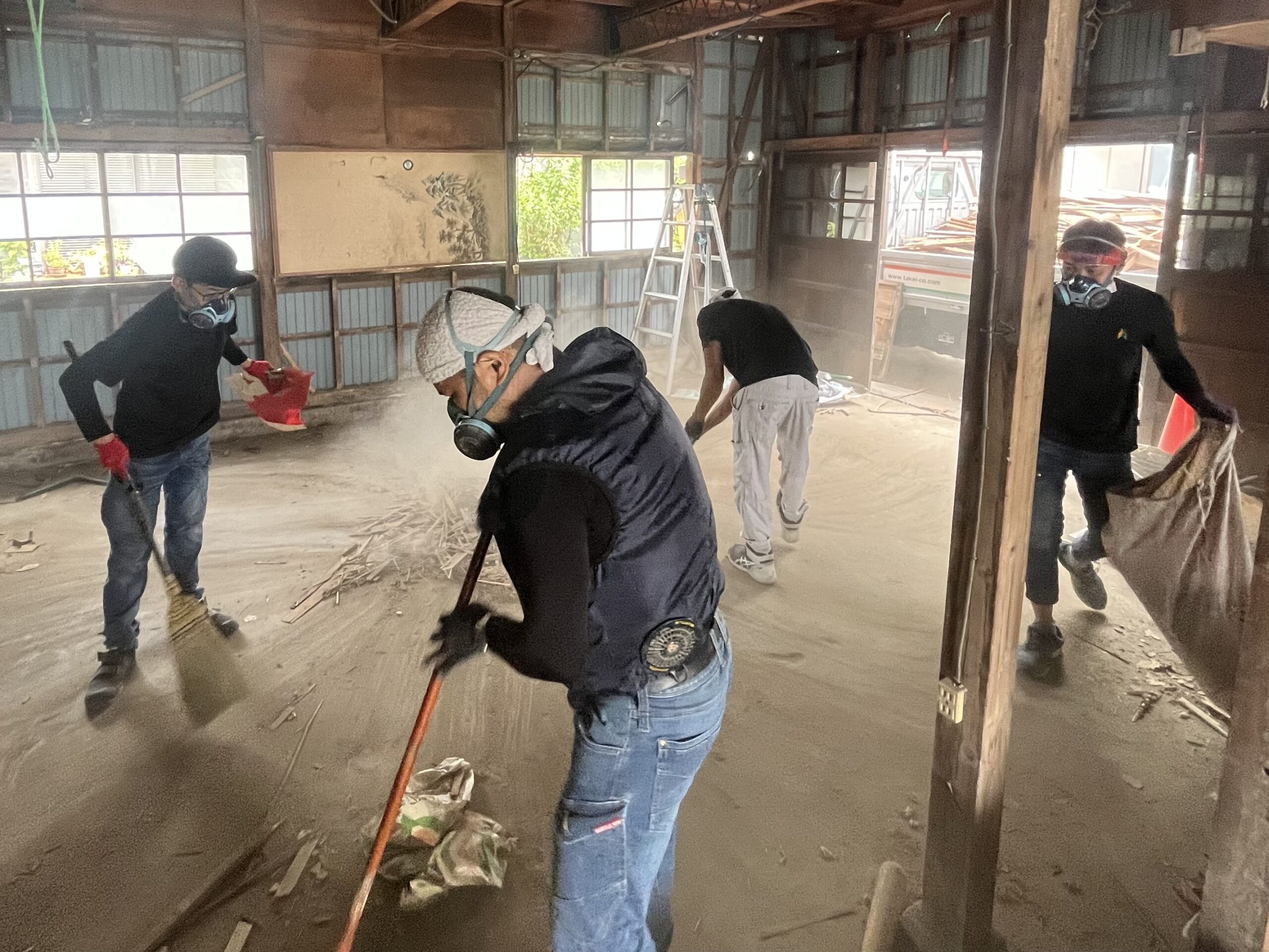 #4 解体作業中の大工たち