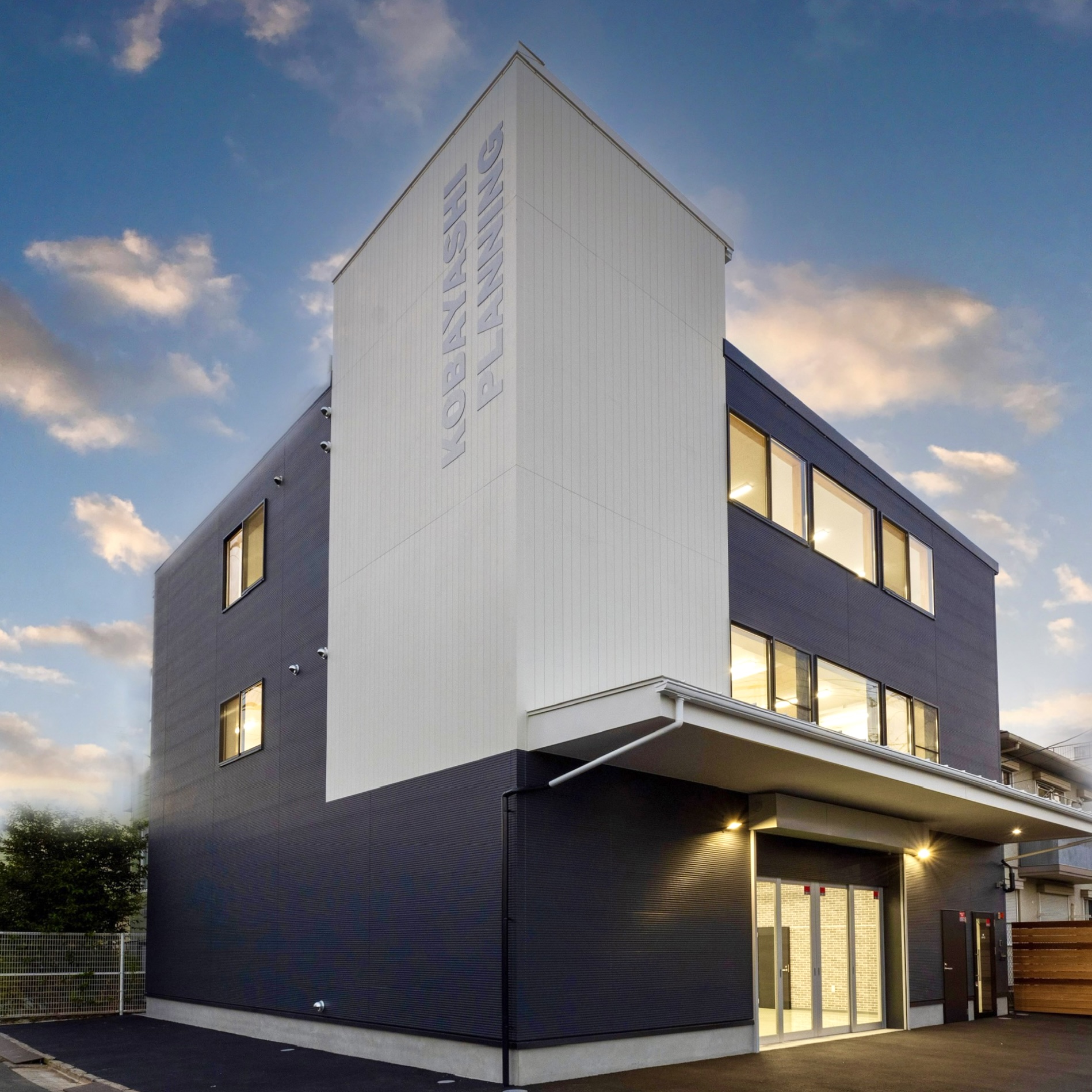 重量鉄骨造3階建て　事務所・倉庫　