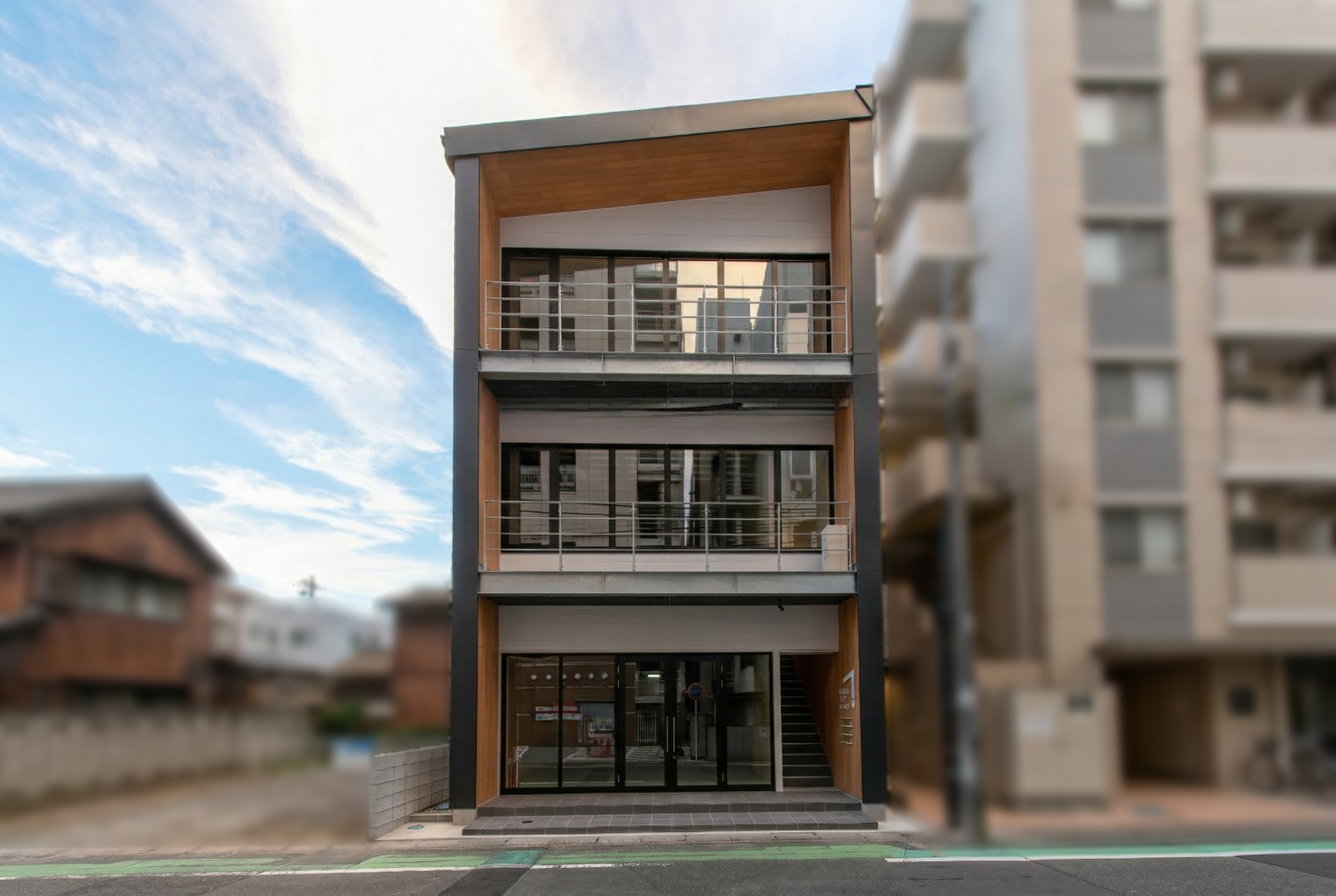 鉄骨鉄骨造3階建て　店舗