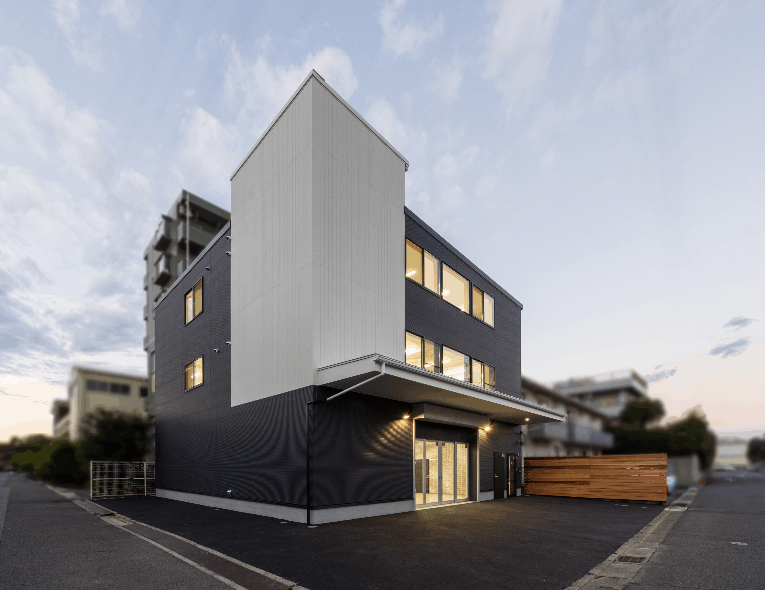 重量鉄骨造3階建て　事務所・倉庫　